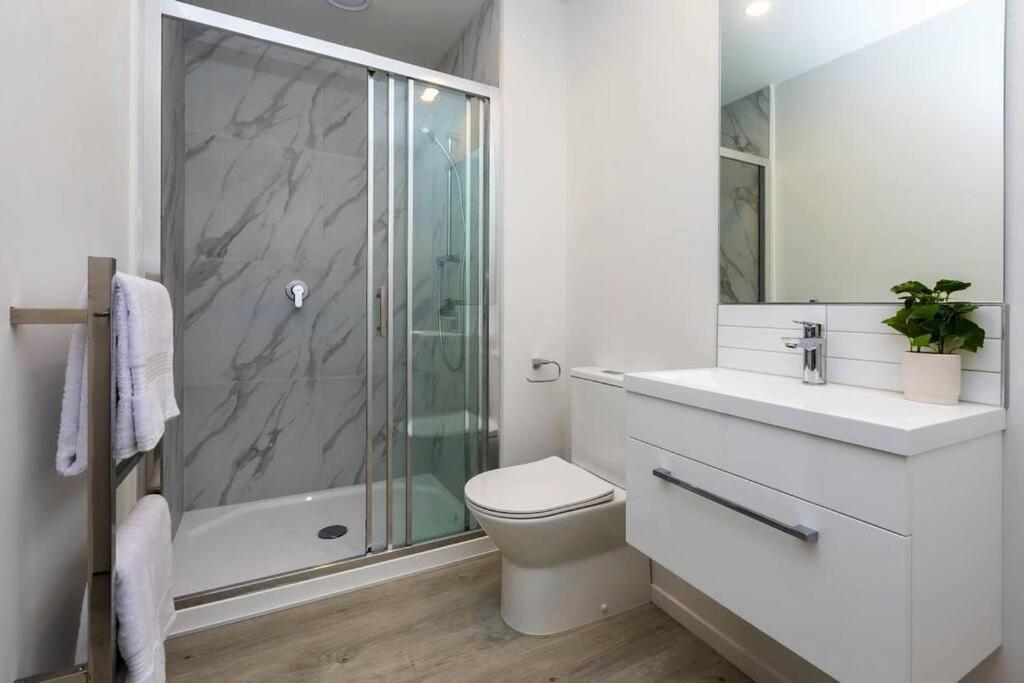 2 Bedrooms Apprtmt Plus Underground Parking In Cbd Christchurch Esterno foto
